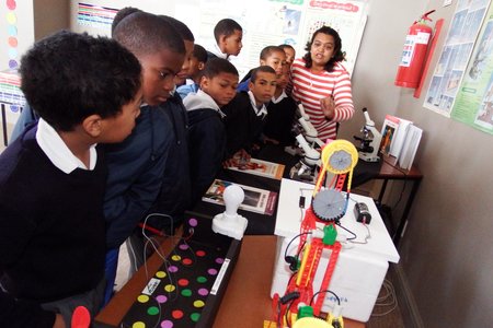 Naiela Korkie met haar groep leerders by een van die uitstallings